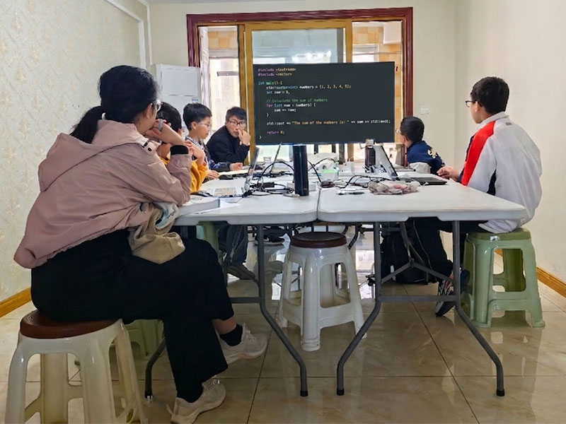 淮安大学C++教授在给中小学生上信息学奥赛培训课。