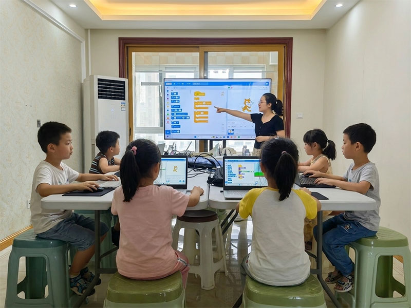 老师在给淮安小学生培训scratch编程